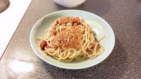 Plato-Con-Espaguetis-A-La-Boloñesa-En-La-Mesa-De-La-Cocina---Cocinar-Espaguetis-A-La-Boloñesa