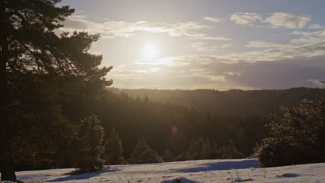 Toma-Panorámica-De-Un-Pequeño-Valle-En-Invierno