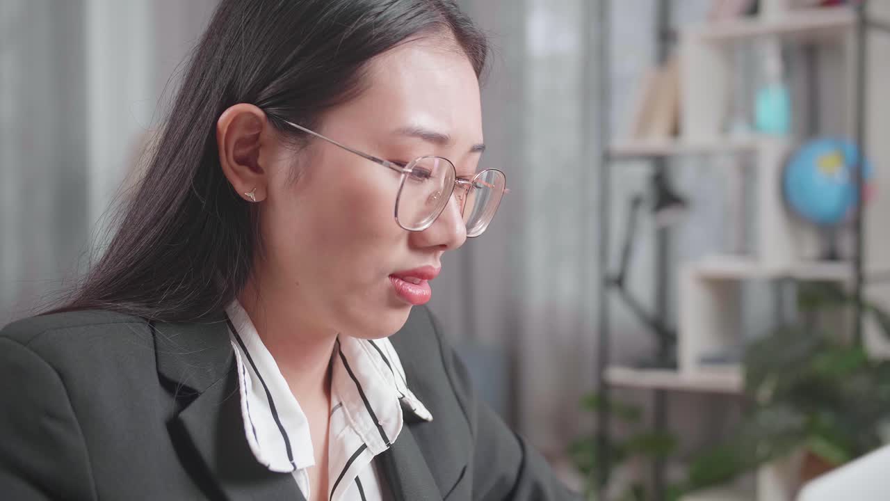 다른 감정에서 사업 여성