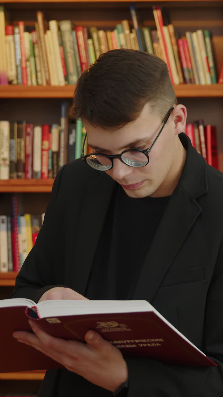 joven leyendo en una biblioteca