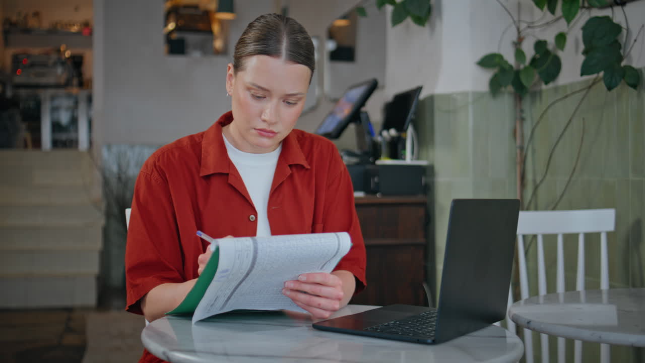 Primo piano di una donna d'affari che lavora al computer portatile in un bar. Donna concentrata al lavoro