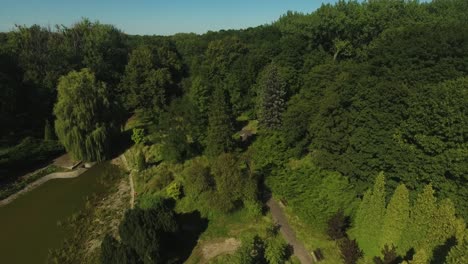 Dynamische-Reavilnig-aufnahme-Der-Stadtparkgasse-Im-Stadtpark