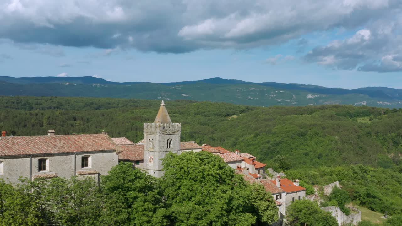 vista aérea de hum, la ciudad más pequeña del mundo, istra, croacia - disparo de drones
