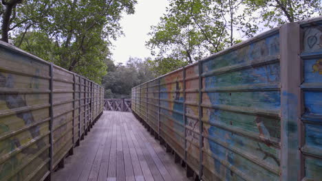 un mural de paneles de vallas metálicas en el puente principal - una atracción turística imperdible - plano panorámico amplio