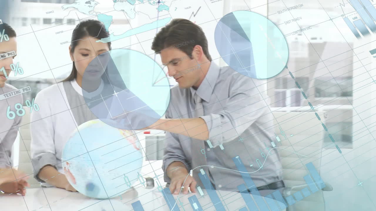 사무실에서 다양한 사업가들에 대한 금융 데이터 처리의 활성화