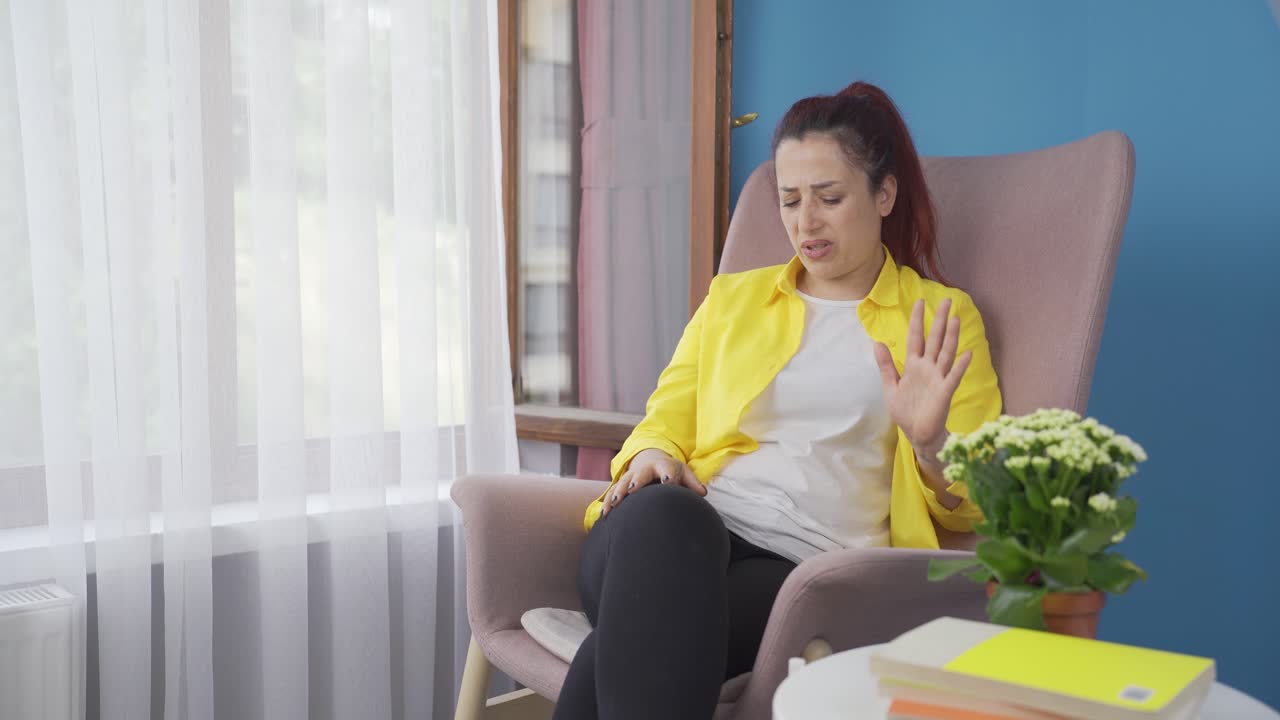 전화로 문자 메시지를 보내는 여성은 남자친구와 헤어집니다.