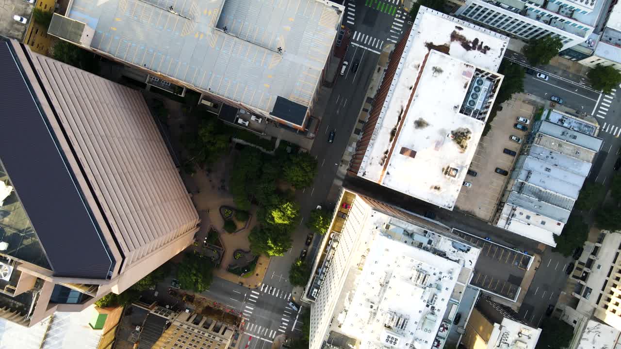 Downtown Richmond, Virginia (USA) | Top Down Aerial View Panning Up | Summer 2021