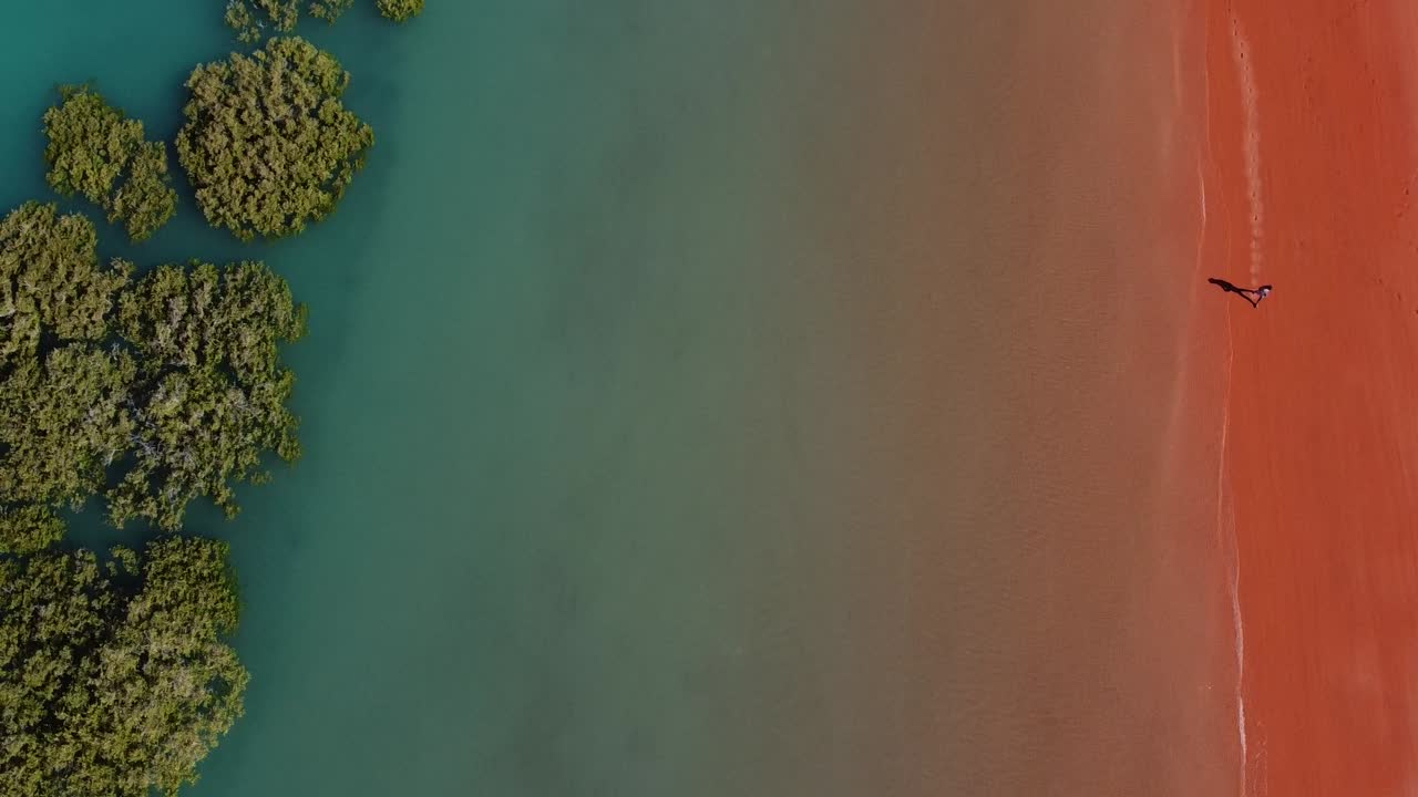 escondida en el camino al puerto de broome se encuentra la playa de los simpsons en la bahía de roebuck