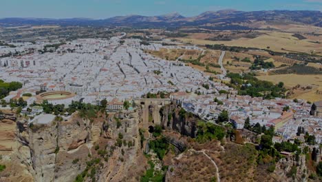 drone disparado descendiendo y acercándose al puente en ronda, españa