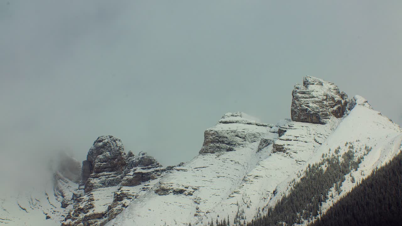 picos de montaña con nieve ligera