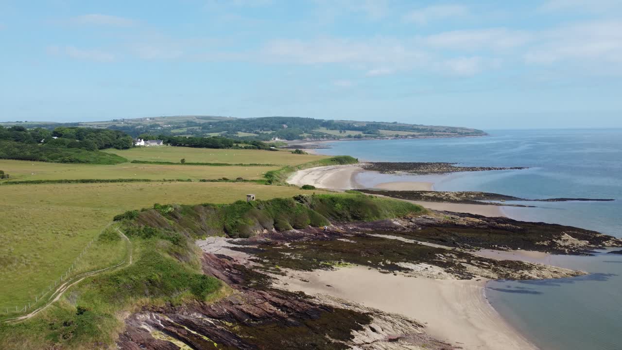 Traeth Lligwy Anglesey, linea costiera erosa, ripresa aerea ascendente sopra la costa dell'isola gallese