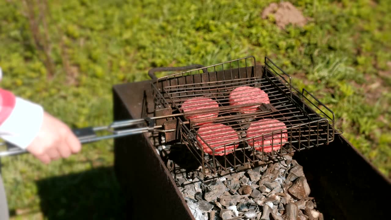 한 여성이 으로 된 그릴을 브레이저에 놓습니다. 근접한 손.