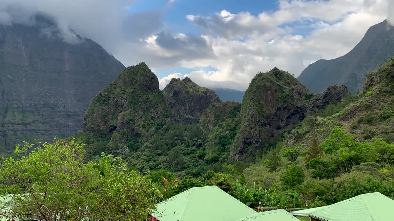 timelapse de impresionantes montañas tropicales en la isla de la reunión, cirque de mafate