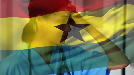 Digitale-Komposition-Einer-Ghanaischen-Flagge,-Die-Gestresste-Afroamerikanische-Gesundheitshelferin-Im-Krankenhaus-Schwenkt