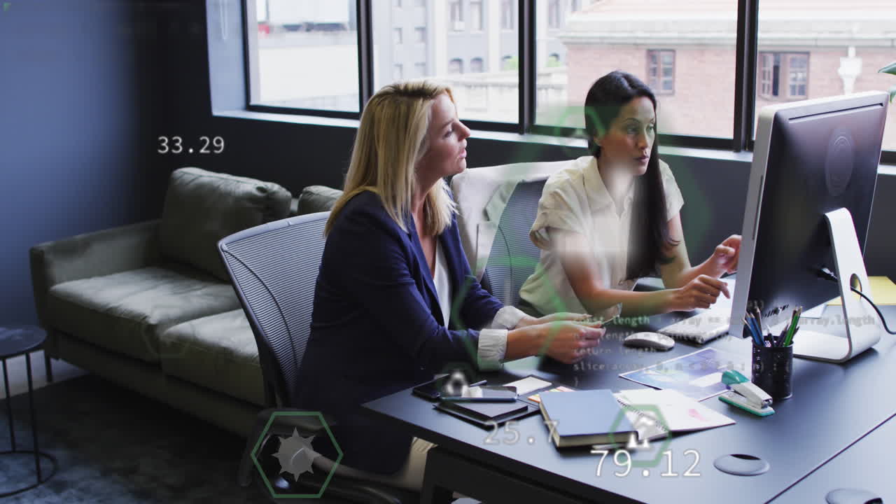 디지털 아이콘의 애니메이션과 데이터 처리가 사무실에서 다양한 비즈니스 사람들을 대상으로합니다.