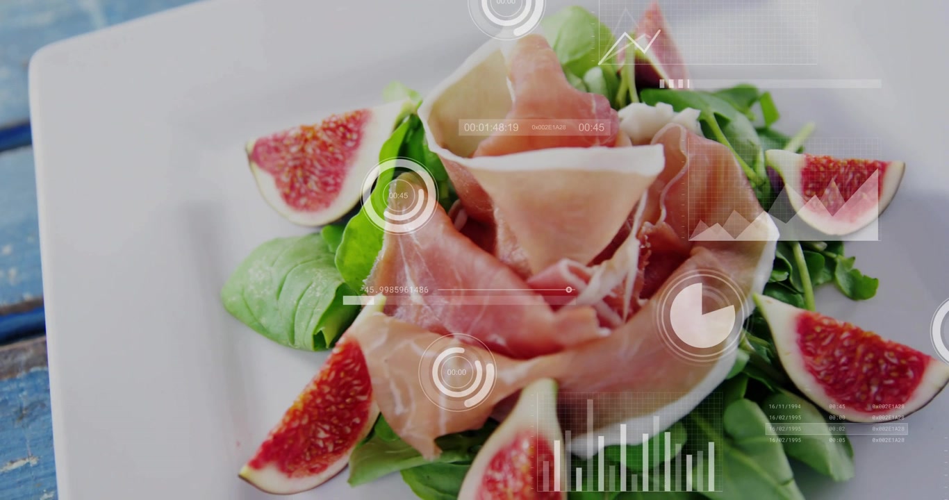 La telecamera si allontana mentre i grafici HUD scorrono, annotando insalata, fichi e carne impiattati per annunci alimentari.