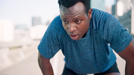hombre negro, respirando o cansado corredor en la ciudad