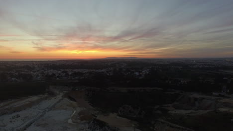 Hermoso-Cielo-De-Puesta-De-Sol-Aéreo-Sobre-Un-Vertedero-En-Portugal