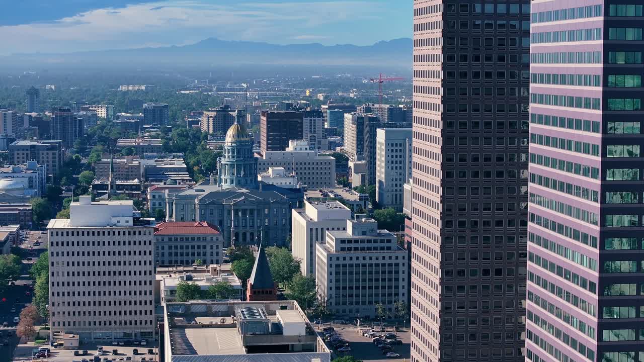 Vista aérea cercana de una torre de gran altura del centro de Denver y el Edificio del Capitolio Estatal de Colorado