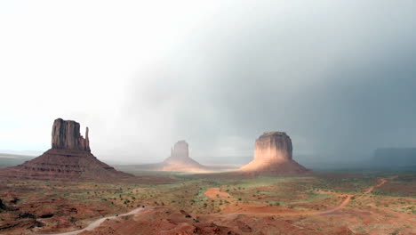 un arco iris se desvanece a la luz del sol después de una tormenta en monument valley, utah