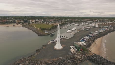 drohne aus der luft schwenkt herum und parallaxiert den leuchtturm von st. kilda in melbourne an der beachy bay