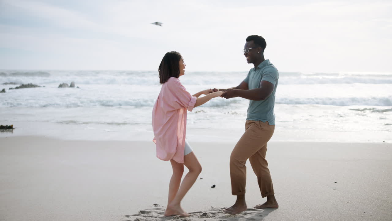 해변에서 춤추는 커플