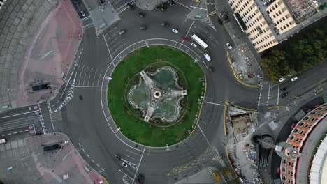 Toma-Aérea-Del-Tráfico-De-Automóviles-En-La-Rotonda-De-La-Plaza-De-España-En-Barcelona.