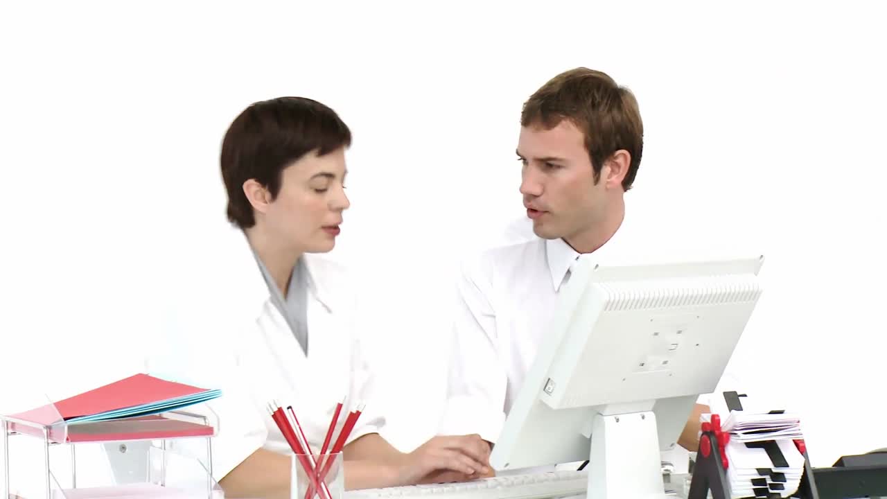 dos socios de negocios trabajando juntos en una computadora