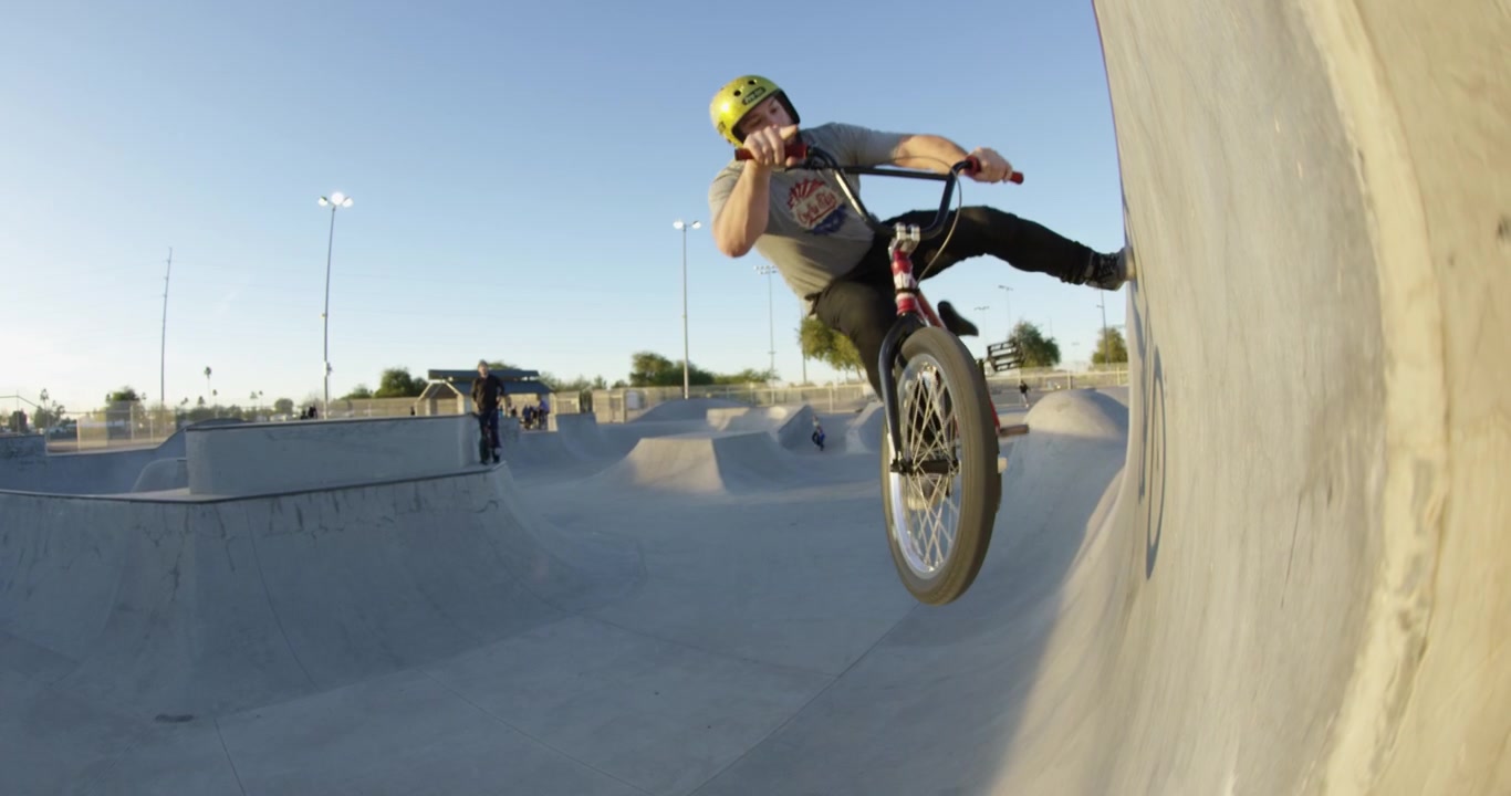 BMX-ajaja tekee temppuja skeittipuistossa