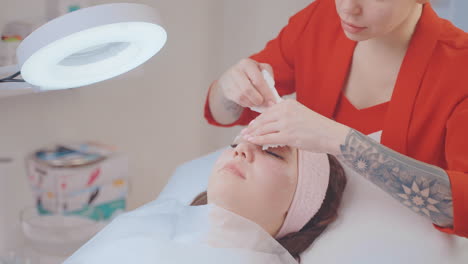 mujer recibiendo un tratamiento facial