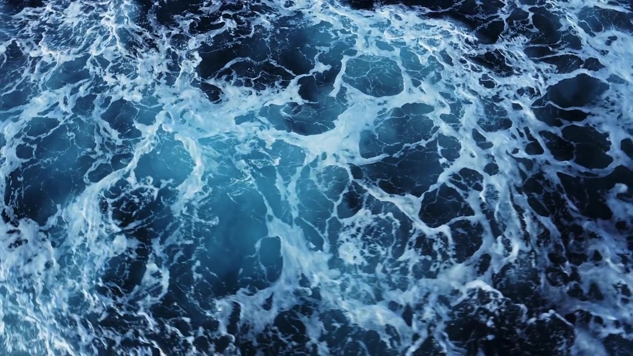 Sfondo di acqua oceanica blu agitata con onde mosse. Astratto di mareggiata durante un viaggio in nave da crociera che attraversa il Passaggio di Drake, un oceano pericoloso che causa il mal di mare.
