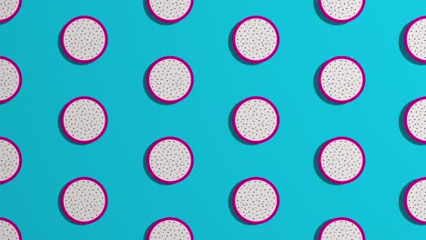 las rebanadas giratorias de pitaya. patrón sobre fondo azul