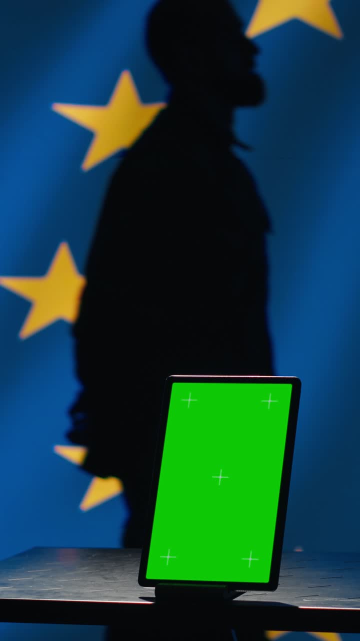 Video verticale: Divisione di controspionaggio dell'Unione Europea utilizza un tablet con schermo verde