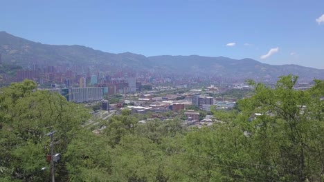 Statische-4K-Aufnahme-Der-Stadt-Medellin-An-Einem-Sommertag
