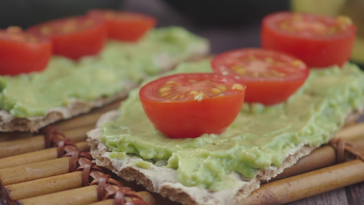 Spuntini con pane croccante, avocado fresco e pomodoro