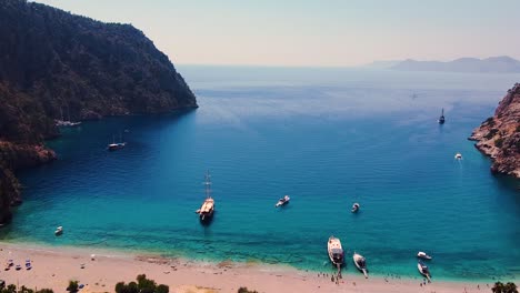 Toma-Aérea-De-La-Paradisíaca-Playa-Turca-Durante-El-Día-Soleado