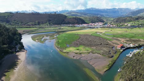 costa de asturias, ensenada y paisaje natural pintoresco en el norte de españa - 4k aéreo