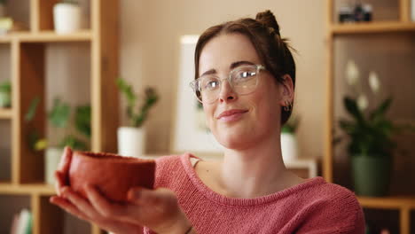 mujer con un cuenco de arcilla