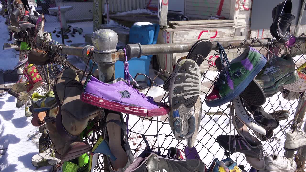 미시간 디트로이트 다운타운의 빈민가 구역 울타리에 신발이 걸려 있다