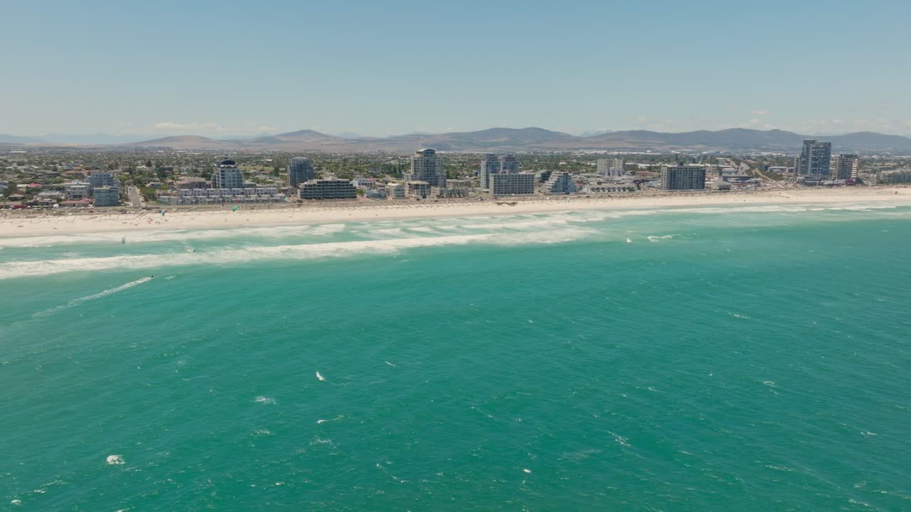 vista del avión no tripulado desde el mar de blouberg con kitesurfistas al frente