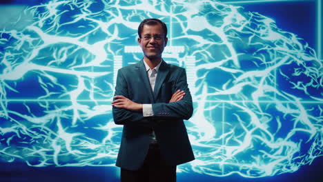 retrato de un hombre feliz de pie con los brazos cruzados frente a un cerebro