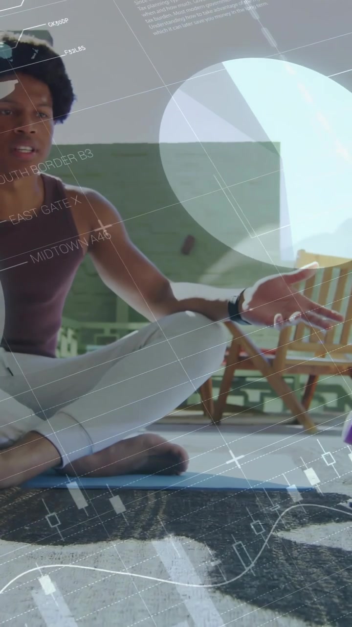 Video verticale: Istruttore di fitness uomo seduto sul tappetino, che reagisce agli overlay di grafici percentuali che spiegano i progressi.