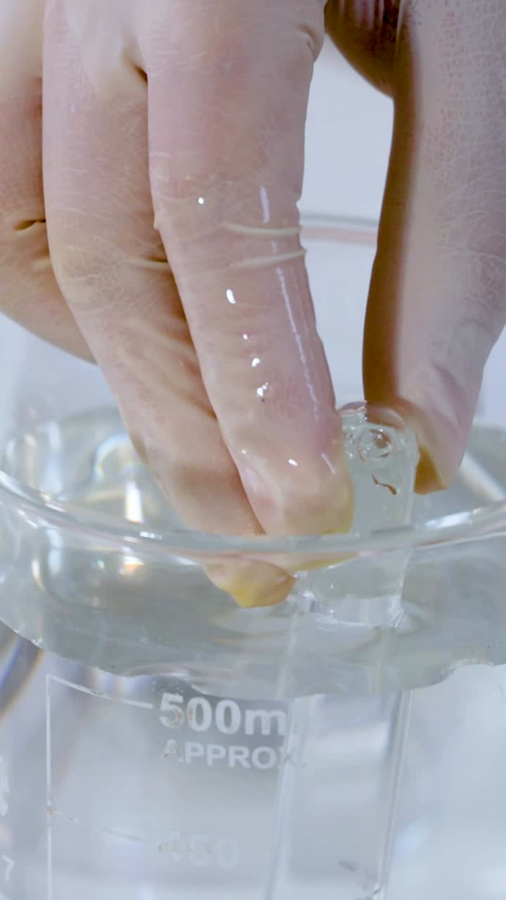 아연은 컵에서 염산과 반응합니다.