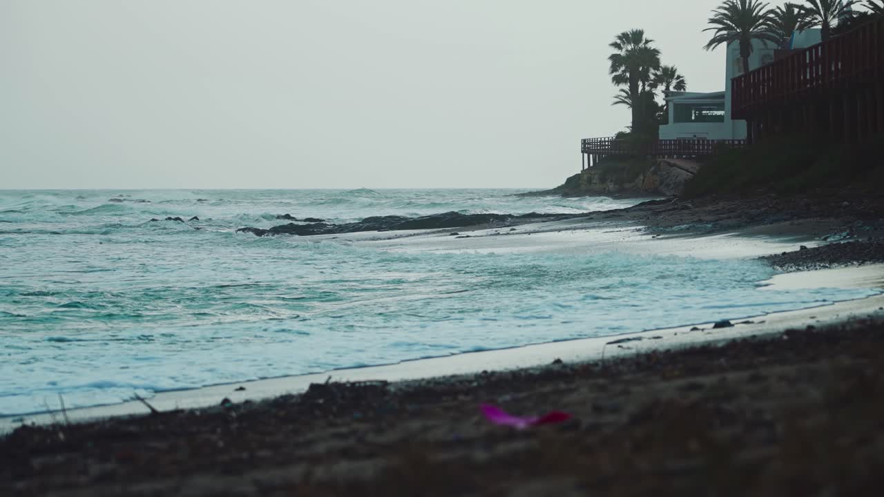 океанские волны на пустом пляже в холодный день