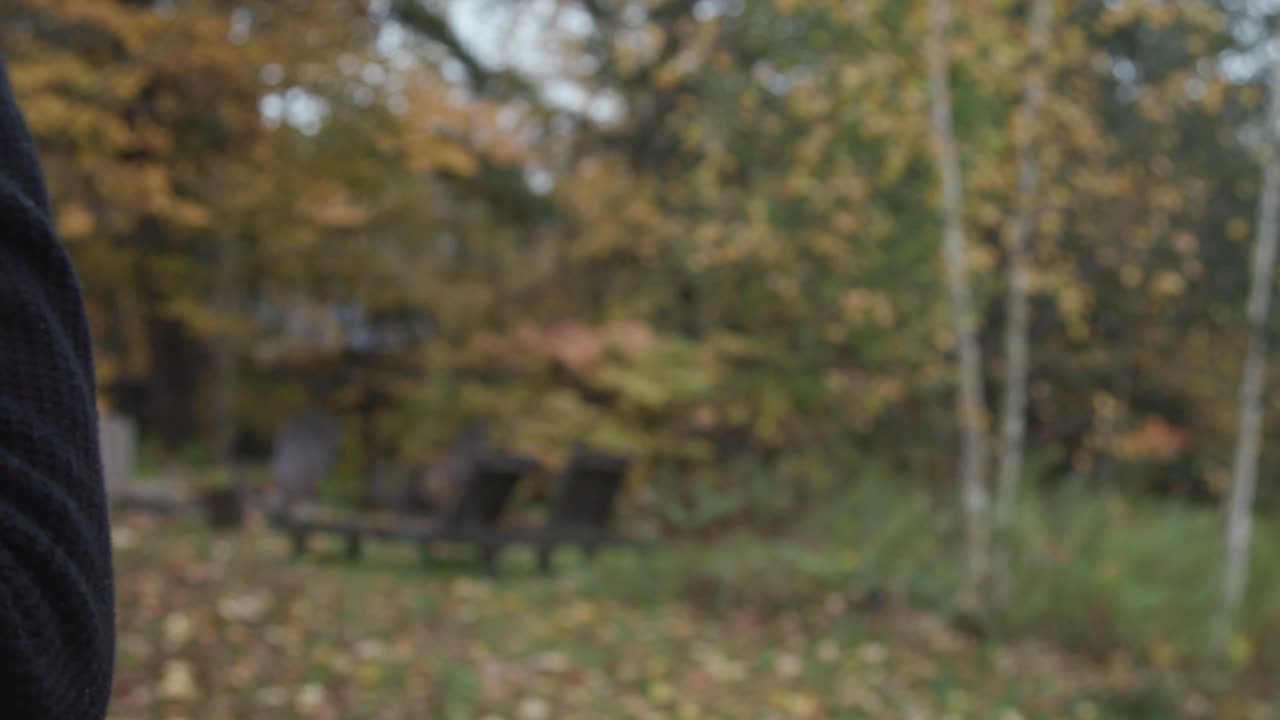 다트를 던질 때 흑인 남자의 손을 슬로우 모션으로 닫습니다.