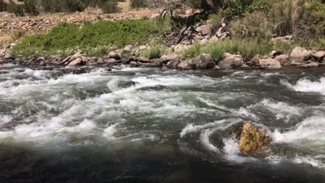 Pan---Rápidos-Del-Río-En-Las-Montañas-De-Colorado