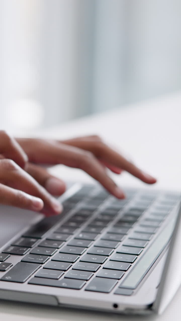 Hände tippen auf einer Laptoptastatur