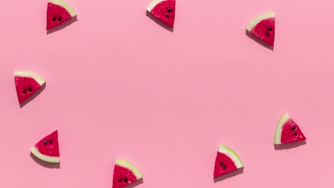 muchas rebanadas de sandía como un marco animado en un fondo rosa con espacio de copia