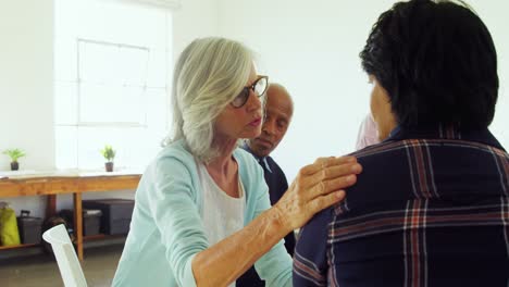 terapeuta senior consolando a un paciente 4k