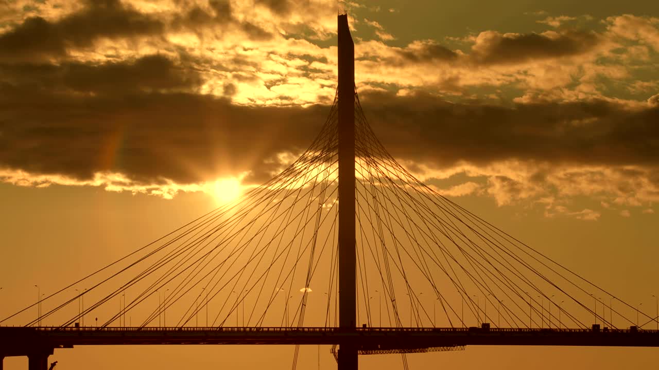 gran puente de cables en los rayos del cálido sol de la tarde